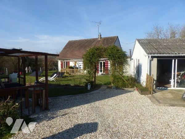 Maison composée d'une pièce  à vivre avec cuisine aménagée, petite véranda, deux  chambres, WC,...