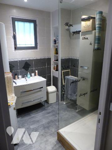 Maison composée d'une pièce  à vivre avec cuisine aménagée, petite véranda, deux  chambres, WC,...