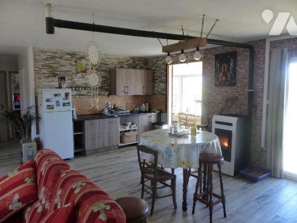 Maison composée d'une pièce  à vivre avec cuisine aménagée, petite véranda, deux  chambres, WC,...