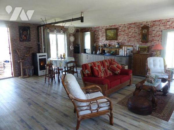 Maison composée d'une pièce  à vivre avec cuisine aménagée, petite véranda, deux  chambres, WC,...