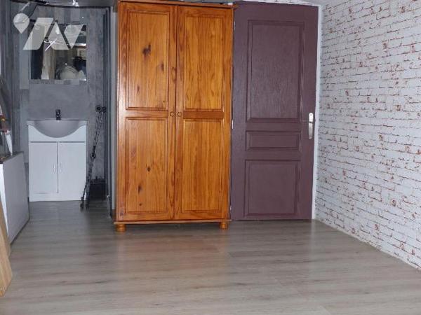 Maison composée d'une pièce  à vivre avec cuisine aménagée, petite véranda, deux  chambres, WC,...