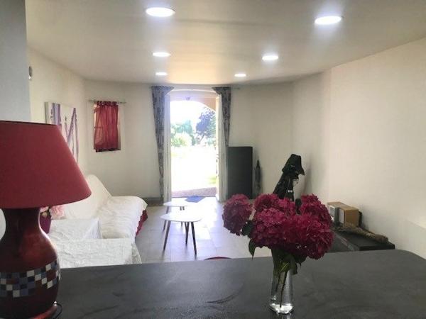 Appartement trois pièces en rez-de-jardin 