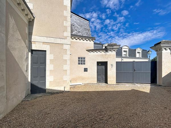 À vendre - 20 min d'Angers : maison de caractère 10 pièces + dépendance de 140 m² !