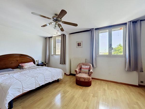 À vendre - 20 min d'Angers : maison de caractère 10 pièces + dépendance de 140 m² !