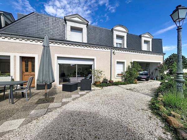 À vendre - 20 min d'Angers : maison de caractère 10 pièces + dépendance de 140 m² !