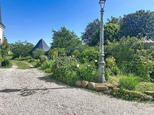 À vendre - 20 min d'Angers : maison de caractère 10 pièces + dépendance de 140 m² !