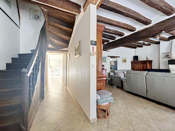 À vendre - 20 min d'Angers : maison de caractère 10 pièces + dépendance de 140 m² !