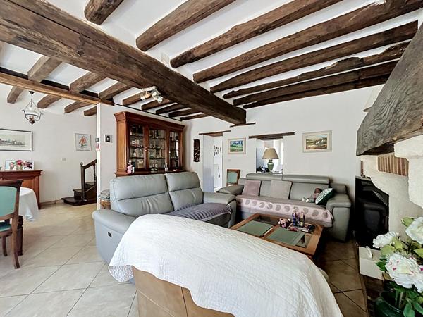À vendre - 20 min d'Angers : maison de caractère 10 pièces + dépendance de 140 m² !
