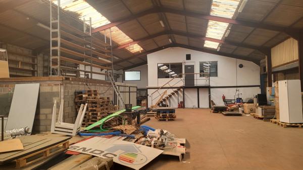 À VENDRE – Ensemble de bureaux et entrepôt à l'entrée de Dieppe