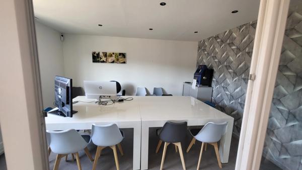 À VENDRE – Ensemble de bureaux et entrepôt à l'entrée de Dieppe