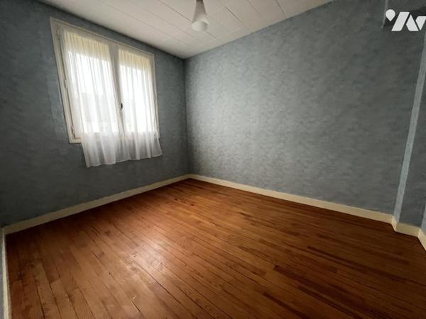 PLOEMEUR proche centre et route des plages, maison de type 4 sur 249 m² de terrain (prévoir travaux)