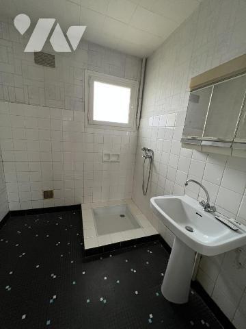 PLOEMEUR proche centre et route des plages, maison de type 4 sur 249 m² de terrain (prévoir travaux)