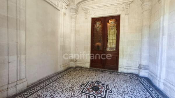 Appartement T2 de caractère en RDC surélevé – Villa bourgeoise néo-renaissance avec parking – Proche plage et commerces