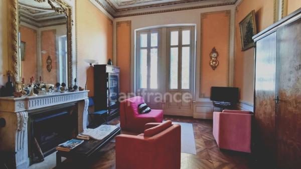 Appartement T2 de caractère en RDC surélevé – Villa bourgeoise néo-renaissance avec parking – Proche plage et commerces