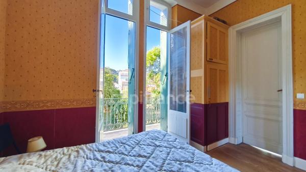 Appartement T2 de caractère en RDC surélevé – Villa bourgeoise néo-renaissance avec parking – Proche plage et commerces