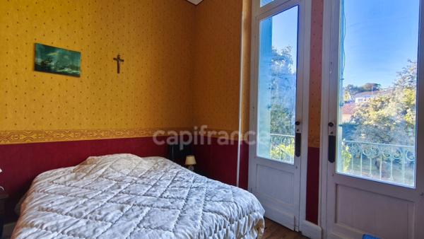 Appartement T2 de caractère en RDC surélevé – Villa bourgeoise néo-renaissance avec parking – Proche plage et commerces