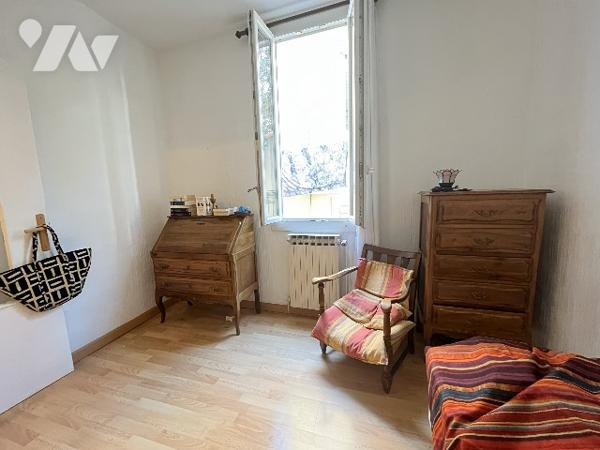 Maison de ville divisée en 2 appartements (61 et 60 m²) avec garage de 60 m² en rez-de-chaussée