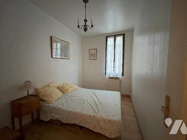 Maison de ville divisée en 2 appartements (61 et 60 m²) avec garage de 60 m² en rez-de-chaussée