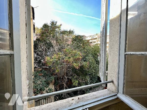 Maison de ville divisée en 2 appartements (61 et 60 m²) avec garage de 60 m² en rez-de-chaussée