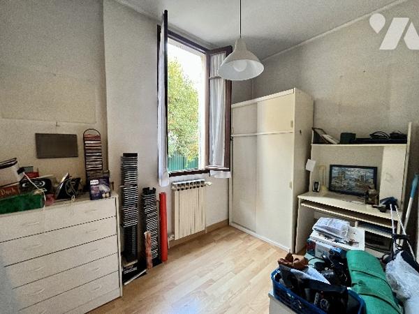 Maison de ville divisée en 2 appartements (61 et 60 m²) avec garage de 60 m² en rez-de-chaussée
