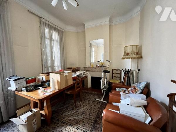 Maison de ville divisée en 2 appartements (61 et 60 m²) avec garage de 60 m² en rez-de-chaussée