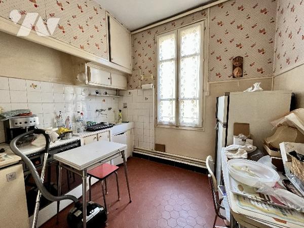 Maison de ville divisée en 2 appartements (61 et 60 m²) avec garage de 60 m² en rez-de-chaussée