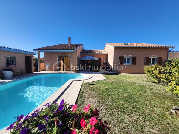 Découvrez cette maison traditionnelle édifiée en 1986 de 219 m² dont 175 m2 en loi Carrez sur une parcelle de 688 m2 entièrement clôturé dans un environnement calme et sans vis-à-vis, à proximité de toutes commodités. Bénéficiez d'une vie sereine tout en restant connecté à la ville.

Cette demeure sur 2 niveaux propose 6 pièces généreuses, vous trouverez au rdc 4 chambres allant de 11 à 12 m2, une salle de bain avec douche et baignoire, un WC séparé. La suite parentale de 70 m2 dont 27 m2 loi carrez avec sa salle d’eau et WC se trouve au premier étage. Le séjour cathédrale de 40 m2 orné d'une cheminée, parfait pour des moments conviviaux, une rochelle de 15 m2 pouvant se servir de bureau. La cuisine de 18 m2 aménagée et équipée est fonctionnelle. La menuiserie double vitrage assure confort et isolation.

À l'extérieur, profitez d'une terrasse orientée plein Sud et d'une piscine pour les journées ensoleillées. 

L’intérieur nécessitera quelques travaux pour être rafraîchi selon vos goûts.

Les critères essentiels :
La toiture a était  refaite en partie 2021
Pompe à chaleur 2023
Ballon thermodynamique 2023
Menuiserie 2021
Volets roulants électrique + volets en bois
Garage carrelé avec mezzanine pour rangement, évier, porte électrique 
Atelier de stockage
Puit
Arrosage automatique 

Taxe foncière 2700€ par an
DPE B
GES 

Idéale pour une famille, elle est proche des écoles, commerces et bénéficie d'un accès de la voie rapide à 5 minutes, facilité aux réseaux de transport.

Prenez rendez-vous dès aujourd'hui avec NADÈGE SENGMANIVONG pour découvrir ce bien de charme, un véritable coup de cœur à ne pas manquer !
