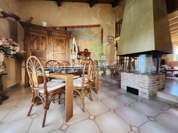 Découvrez cette maison traditionnelle édifiée en 1986 de 219 m² dont 175 m2 en loi Carrez sur une parcelle de 688 m2 entièrement clôturé dans un environnement calme et sans vis-à-vis, à proximité de toutes commodités. Bénéficiez d'une vie sereine tout en restant connecté à la ville.

Cette demeure sur 2 niveaux propose 6 pièces généreuses, vous trouverez au rdc 4 chambres allant de 11 à 12 m2, une salle de bain avec douche et baignoire, un WC séparé. La suite parentale de 70 m2 dont 27 m2 loi carrez avec sa salle d’eau et WC se trouve au premier étage. Le séjour cathédrale de 40 m2 orné d'une cheminée, parfait pour des moments conviviaux, une rochelle de 15 m2 pouvant se servir de bureau. La cuisine de 18 m2 aménagée et équipée est fonctionnelle. La menuiserie double vitrage assure confort et isolation.

À l'extérieur, profitez d'une terrasse orientée plein Sud et d'une piscine pour les journées ensoleillées. 

L’intérieur nécessitera quelques travaux pour être rafraîchi selon vos goûts.

Les critères essentiels :
La toiture a était  refaite en partie 2021
Pompe à chaleur 2023
Ballon thermodynamique 2023
Menuiserie 2021
Volets roulants électrique + volets en bois
Garage carrelé avec mezzanine pour rangement, évier, porte électrique 
Atelier de stockage
Puit
Arrosage automatique 

Taxe foncière 2700€ par an
DPE B
GES 

Idéale pour une famille, elle est proche des écoles, commerces et bénéficie d'un accès de la voie rapide à 5 minutes, facilité aux réseaux de transport.

Prenez rendez-vous dès aujourd'hui avec NADÈGE SENGMANIVONG pour découvrir ce bien de charme, un véritable coup de cœur à ne pas manquer !