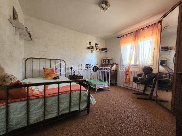 Découvrez cette maison traditionnelle édifiée en 1986 de 219 m² dont 175 m2 en loi Carrez sur une parcelle de 688 m2 entièrement clôturé dans un environnement calme et sans vis-à-vis, à proximité de toutes commodités. Bénéficiez d'une vie sereine tout en restant connecté à la ville.

Cette demeure sur 2 niveaux propose 6 pièces généreuses, vous trouverez au rdc 4 chambres allant de 11 à 12 m2, une salle de bain avec douche et baignoire, un WC séparé. La suite parentale de 70 m2 dont 27 m2 loi carrez avec sa salle d’eau et WC se trouve au premier étage. Le séjour cathédrale de 40 m2 orné d'une cheminée, parfait pour des moments conviviaux, une rochelle de 15 m2 pouvant se servir de bureau. La cuisine de 18 m2 aménagée et équipée est fonctionnelle. La menuiserie double vitrage assure confort et isolation.

À l'extérieur, profitez d'une terrasse orientée plein Sud et d'une piscine pour les journées ensoleillées. 

L’intérieur nécessitera quelques travaux pour être rafraîchi selon vos goûts.

Les critères essentiels :
La toiture a était  refaite en partie 2021
Pompe à chaleur 2023
Ballon thermodynamique 2023
Menuiserie 2021
Volets roulants électrique + volets en bois
Garage carrelé avec mezzanine pour rangement, évier, porte électrique 
Atelier de stockage
Puit
Arrosage automatique 

Taxe foncière 2700€ par an
DPE B
GES 

Idéale pour une famille, elle est proche des écoles, commerces et bénéficie d'un accès de la voie rapide à 5 minutes, facilité aux réseaux de transport.

Prenez rendez-vous dès aujourd'hui avec NADÈGE SENGMANIVONG pour découvrir ce bien de charme, un véritable coup de cœur à ne pas manquer !