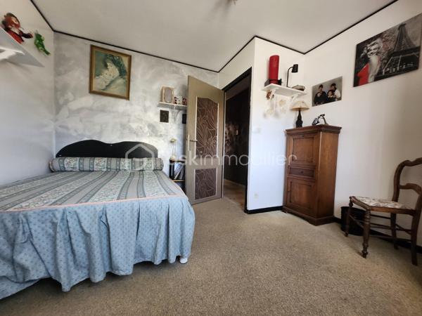 Découvrez cette maison traditionnelle édifiée en 1986 de 219 m² dont 175 m2 en loi Carrez sur une parcelle de 688 m2 entièrement clôturé dans un environnement calme et sans vis-à-vis, à proximité de toutes commodités. Bénéficiez d'une vie sereine tout en restant connecté à la ville.

Cette demeure sur 2 niveaux propose 6 pièces généreuses, vous trouverez au rdc 4 chambres allant de 11 à 12 m2, une salle de bain avec douche et baignoire, un WC séparé. La suite parentale de 70 m2 dont 27 m2 loi carrez avec sa salle d’eau et WC se trouve au premier étage. Le séjour cathédrale de 40 m2 orné d'une cheminée, parfait pour des moments conviviaux, une rochelle de 15 m2 pouvant se servir de bureau. La cuisine de 18 m2 aménagée et équipée est fonctionnelle. La menuiserie double vitrage assure confort et isolation.

À l'extérieur, profitez d'une terrasse orientée plein Sud et d'une piscine pour les journées ensoleillées. 

L’intérieur nécessitera quelques travaux pour être rafraîchi selon vos goûts.

Les critères essentiels :
La toiture a était  refaite en partie 2021
Pompe à chaleur 2023
Ballon thermodynamique 2023
Menuiserie 2021
Volets roulants électrique + volets en bois
Garage carrelé avec mezzanine pour rangement, évier, porte électrique 
Atelier de stockage
Puit
Arrosage automatique 

Taxe foncière 2700€ par an
DPE B
GES 

Idéale pour une famille, elle est proche des écoles, commerces et bénéficie d'un accès de la voie rapide à 5 minutes, facilité aux réseaux de transport.

Prenez rendez-vous dès aujourd'hui avec NADÈGE SENGMANIVONG pour découvrir ce bien de charme, un véritable coup de cœur à ne pas manquer !
