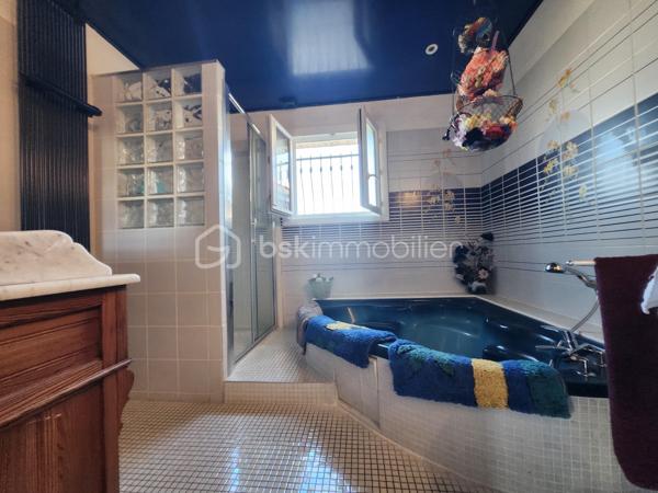Découvrez cette maison traditionnelle édifiée en 1986 de 219 m² dont 175 m2 en loi Carrez sur une parcelle de 688 m2 entièrement clôturé dans un environnement calme et sans vis-à-vis, à proximité de toutes commodités. Bénéficiez d'une vie sereine tout en restant connecté à la ville.

Cette demeure sur 2 niveaux propose 6 pièces généreuses, vous trouverez au rdc 4 chambres allant de 11 à 12 m2, une salle de bain avec douche et baignoire, un WC séparé. La suite parentale de 70 m2 dont 27 m2 loi carrez avec sa salle d’eau et WC se trouve au premier étage. Le séjour cathédrale de 40 m2 orné d'une cheminée, parfait pour des moments conviviaux, une rochelle de 15 m2 pouvant se servir de bureau. La cuisine de 18 m2 aménagée et équipée est fonctionnelle. La menuiserie double vitrage assure confort et isolation.

À l'extérieur, profitez d'une terrasse orientée plein Sud et d'une piscine pour les journées ensoleillées. 

L’intérieur nécessitera quelques travaux pour être rafraîchi selon vos goûts.

Les critères essentiels :
La toiture a était  refaite en partie 2021
Pompe à chaleur 2023
Ballon thermodynamique 2023
Menuiserie 2021
Volets roulants électrique + volets en bois
Garage carrelé avec mezzanine pour rangement, évier, porte électrique 
Atelier de stockage
Puit
Arrosage automatique 

Taxe foncière 2700€ par an
DPE B
GES 

Idéale pour une famille, elle est proche des écoles, commerces et bénéficie d'un accès de la voie rapide à 5 minutes, facilité aux réseaux de transport.

Prenez rendez-vous dès aujourd'hui avec NADÈGE SENGMANIVONG pour découvrir ce bien de charme, un véritable coup de cœur à ne pas manquer !