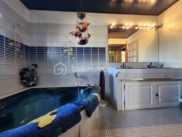 Découvrez cette maison traditionnelle édifiée en 1986 de 219 m² dont 175 m2 en loi Carrez sur une parcelle de 688 m2 entièrement clôturé dans un environnement calme et sans vis-à-vis, à proximité de toutes commodités. Bénéficiez d'une vie sereine tout en restant connecté à la ville.

Cette demeure sur 2 niveaux propose 6 pièces généreuses, vous trouverez au rdc 4 chambres allant de 11 à 12 m2, une salle de bain avec douche et baignoire, un WC séparé. La suite parentale de 70 m2 dont 27 m2 loi carrez avec sa salle d’eau et WC se trouve au premier étage. Le séjour cathédrale de 40 m2 orné d'une cheminée, parfait pour des moments conviviaux, une rochelle de 15 m2 pouvant se servir de bureau. La cuisine de 18 m2 aménagée et équipée est fonctionnelle. La menuiserie double vitrage assure confort et isolation.

À l'extérieur, profitez d'une terrasse orientée plein Sud et d'une piscine pour les journées ensoleillées. 

L’intérieur nécessitera quelques travaux pour être rafraîchi selon vos goûts.

Les critères essentiels :
La toiture a était  refaite en partie 2021
Pompe à chaleur 2023
Ballon thermodynamique 2023
Menuiserie 2021
Volets roulants électrique + volets en bois
Garage carrelé avec mezzanine pour rangement, évier, porte électrique 
Atelier de stockage
Puit
Arrosage automatique 

Taxe foncière 2700€ par an
DPE B
GES 

Idéale pour une famille, elle est proche des écoles, commerces et bénéficie d'un accès de la voie rapide à 5 minutes, facilité aux réseaux de transport.

Prenez rendez-vous dès aujourd'hui avec NADÈGE SENGMANIVONG pour découvrir ce bien de charme, un véritable coup de cœur à ne pas manquer !