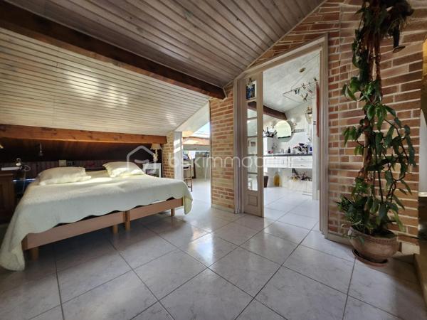 Découvrez cette maison traditionnelle édifiée en 1986 de 219 m² dont 175 m2 en loi Carrez sur une parcelle de 688 m2 entièrement clôturé dans un environnement calme et sans vis-à-vis, à proximité de toutes commodités. Bénéficiez d'une vie sereine tout en restant connecté à la ville.

Cette demeure sur 2 niveaux propose 6 pièces généreuses, vous trouverez au rdc 4 chambres allant de 11 à 12 m2, une salle de bain avec douche et baignoire, un WC séparé. La suite parentale de 70 m2 dont 27 m2 loi carrez avec sa salle d’eau et WC se trouve au premier étage. Le séjour cathédrale de 40 m2 orné d'une cheminée, parfait pour des moments conviviaux, une rochelle de 15 m2 pouvant se servir de bureau. La cuisine de 18 m2 aménagée et équipée est fonctionnelle. La menuiserie double vitrage assure confort et isolation.

À l'extérieur, profitez d'une terrasse orientée plein Sud et d'une piscine pour les journées ensoleillées. 

L’intérieur nécessitera quelques travaux pour être rafraîchi selon vos goûts.

Les critères essentiels :
La toiture a était  refaite en partie 2021
Pompe à chaleur 2023
Ballon thermodynamique 2023
Menuiserie 2021
Volets roulants électrique + volets en bois
Garage carrelé avec mezzanine pour rangement, évier, porte électrique 
Atelier de stockage
Puit
Arrosage automatique 

Taxe foncière 2700€ par an
DPE B
GES 

Idéale pour une famille, elle est proche des écoles, commerces et bénéficie d'un accès de la voie rapide à 5 minutes, facilité aux réseaux de transport.

Prenez rendez-vous dès aujourd'hui avec NADÈGE SENGMANIVONG pour découvrir ce bien de charme, un véritable coup de cœur à ne pas manquer !