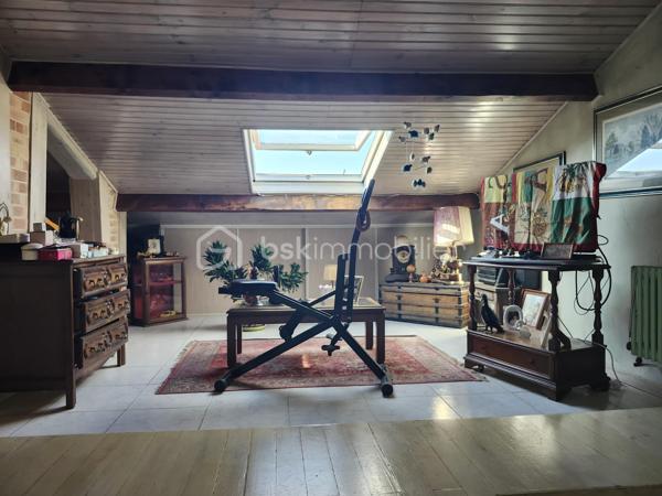 Découvrez cette maison traditionnelle édifiée en 1986 de 219 m² dont 175 m2 en loi Carrez sur une parcelle de 688 m2 entièrement clôturé dans un environnement calme et sans vis-à-vis, à proximité de toutes commodités. Bénéficiez d'une vie sereine tout en restant connecté à la ville.

Cette demeure sur 2 niveaux propose 6 pièces généreuses, vous trouverez au rdc 4 chambres allant de 11 à 12 m2, une salle de bain avec douche et baignoire, un WC séparé. La suite parentale de 70 m2 dont 27 m2 loi carrez avec sa salle d’eau et WC se trouve au premier étage. Le séjour cathédrale de 40 m2 orné d'une cheminée, parfait pour des moments conviviaux, une rochelle de 15 m2 pouvant se servir de bureau. La cuisine de 18 m2 aménagée et équipée est fonctionnelle. La menuiserie double vitrage assure confort et isolation.

À l'extérieur, profitez d'une terrasse orientée plein Sud et d'une piscine pour les journées ensoleillées. 

L’intérieur nécessitera quelques travaux pour être rafraîchi selon vos goûts.

Les critères essentiels :
La toiture a était  refaite en partie 2021
Pompe à chaleur 2023
Ballon thermodynamique 2023
Menuiserie 2021
Volets roulants électrique + volets en bois
Garage carrelé avec mezzanine pour rangement, évier, porte électrique 
Atelier de stockage
Puit
Arrosage automatique 

Taxe foncière 2700€ par an
DPE B
GES 

Idéale pour une famille, elle est proche des écoles, commerces et bénéficie d'un accès de la voie rapide à 5 minutes, facilité aux réseaux de transport.

Prenez rendez-vous dès aujourd'hui avec NADÈGE SENGMANIVONG pour découvrir ce bien de charme, un véritable coup de cœur à ne pas manquer !