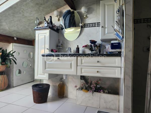 Découvrez cette maison traditionnelle édifiée en 1986 de 219 m² dont 175 m2 en loi Carrez sur une parcelle de 688 m2 entièrement clôturé dans un environnement calme et sans vis-à-vis, à proximité de toutes commodités. Bénéficiez d'une vie sereine tout en restant connecté à la ville.

Cette demeure sur 2 niveaux propose 6 pièces généreuses, vous trouverez au rdc 4 chambres allant de 11 à 12 m2, une salle de bain avec douche et baignoire, un WC séparé. La suite parentale de 70 m2 dont 27 m2 loi carrez avec sa salle d’eau et WC se trouve au premier étage. Le séjour cathédrale de 40 m2 orné d'une cheminée, parfait pour des moments conviviaux, une rochelle de 15 m2 pouvant se servir de bureau. La cuisine de 18 m2 aménagée et équipée est fonctionnelle. La menuiserie double vitrage assure confort et isolation.

À l'extérieur, profitez d'une terrasse orientée plein Sud et d'une piscine pour les journées ensoleillées. 

L’intérieur nécessitera quelques travaux pour être rafraîchi selon vos goûts.

Les critères essentiels :
La toiture a était  refaite en partie 2021
Pompe à chaleur 2023
Ballon thermodynamique 2023
Menuiserie 2021
Volets roulants électrique + volets en bois
Garage carrelé avec mezzanine pour rangement, évier, porte électrique 
Atelier de stockage
Puit
Arrosage automatique 

Taxe foncière 2700€ par an
DPE B
GES 

Idéale pour une famille, elle est proche des écoles, commerces et bénéficie d'un accès de la voie rapide à 5 minutes, facilité aux réseaux de transport.

Prenez rendez-vous dès aujourd'hui avec NADÈGE SENGMANIVONG pour découvrir ce bien de charme, un véritable coup de cœur à ne pas manquer !