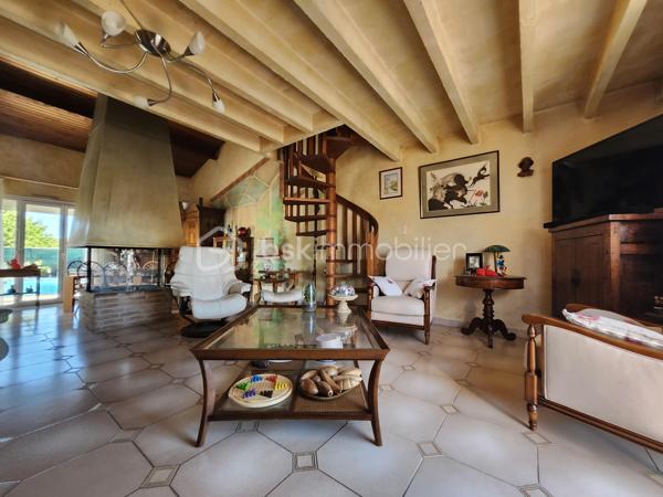 Découvrez cette maison traditionnelle édifiée en 1986 de 219 m² dont 175 m2 en loi Carrez sur une parcelle de 688 m2 entièrement clôturé dans un environnement calme et sans vis-à-vis, à proximité de toutes commodités. Bénéficiez d'une vie sereine tout en restant connecté à la ville.

Cette demeure sur 2 niveaux propose 6 pièces généreuses, vous trouverez au rdc 4 chambres allant de 11 à 12 m2, une salle de bain avec douche et baignoire, un WC séparé. La suite parentale de 70 m2 dont 27 m2 loi carrez avec sa salle d’eau et WC se trouve au premier étage. Le séjour cathédrale de 40 m2 orné d'une cheminée, parfait pour des moments conviviaux, une rochelle de 15 m2 pouvant se servir de bureau. La cuisine de 18 m2 aménagée et équipée est fonctionnelle. La menuiserie double vitrage assure confort et isolation.

À l'extérieur, profitez d'une terrasse orientée plein Sud et d'une piscine pour les journées ensoleillées. 

L’intérieur nécessitera quelques travaux pour être rafraîchi selon vos goûts.

Les critères essentiels :
La toiture a était  refaite en partie 2021
Pompe à chaleur 2023
Ballon thermodynamique 2023
Menuiserie 2021
Volets roulants électrique + volets en bois
Garage carrelé avec mezzanine pour rangement, évier, porte électrique 
Atelier de stockage
Puit
Arrosage automatique 

Taxe foncière 2700€ par an
DPE B
GES 

Idéale pour une famille, elle est proche des écoles, commerces et bénéficie d'un accès de la voie rapide à 5 minutes, facilité aux réseaux de transport.

Prenez rendez-vous dès aujourd'hui avec NADÈGE SENGMANIVONG pour découvrir ce bien de charme, un véritable coup de cœur à ne pas manquer !