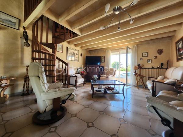 Découvrez cette maison traditionnelle édifiée en 1986 de 219 m² dont 175 m2 en loi Carrez sur une parcelle de 688 m2 entièrement clôturé dans un environnement calme et sans vis-à-vis, à proximité de toutes commodités. Bénéficiez d'une vie sereine tout en restant connecté à la ville.

Cette demeure sur 2 niveaux propose 6 pièces généreuses, vous trouverez au rdc 4 chambres allant de 11 à 12 m2, une salle de bain avec douche et baignoire, un WC séparé. La suite parentale de 70 m2 dont 27 m2 loi carrez avec sa salle d’eau et WC se trouve au premier étage. Le séjour cathédrale de 40 m2 orné d'une cheminée, parfait pour des moments conviviaux, une rochelle de 15 m2 pouvant se servir de bureau. La cuisine de 18 m2 aménagée et équipée est fonctionnelle. La menuiserie double vitrage assure confort et isolation.

À l'extérieur, profitez d'une terrasse orientée plein Sud et d'une piscine pour les journées ensoleillées. 

L’intérieur nécessitera quelques travaux pour être rafraîchi selon vos goûts.

Les critères essentiels :
La toiture a était  refaite en partie 2021
Pompe à chaleur 2023
Ballon thermodynamique 2023
Menuiserie 2021
Volets roulants électrique + volets en bois
Garage carrelé avec mezzanine pour rangement, évier, porte électrique 
Atelier de stockage
Puit
Arrosage automatique 

Taxe foncière 2700€ par an
DPE B
GES 

Idéale pour une famille, elle est proche des écoles, commerces et bénéficie d'un accès de la voie rapide à 5 minutes, facilité aux réseaux de transport.

Prenez rendez-vous dès aujourd'hui avec NADÈGE SENGMANIVONG pour découvrir ce bien de charme, un véritable coup de cœur à ne pas manquer !