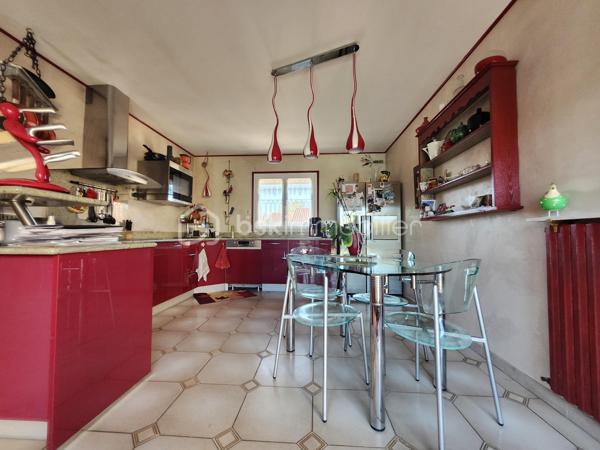 Découvrez cette maison traditionnelle édifiée en 1986 de 219 m² dont 175 m2 en loi Carrez sur une parcelle de 688 m2 entièrement clôturé dans un environnement calme et sans vis-à-vis, à proximité de toutes commodités. Bénéficiez d'une vie sereine tout en restant connecté à la ville.

Cette demeure sur 2 niveaux propose 6 pièces généreuses, vous trouverez au rdc 4 chambres allant de 11 à 12 m2, une salle de bain avec douche et baignoire, un WC séparé. La suite parentale de 70 m2 dont 27 m2 loi carrez avec sa salle d’eau et WC se trouve au premier étage. Le séjour cathédrale de 40 m2 orné d'une cheminée, parfait pour des moments conviviaux, une rochelle de 15 m2 pouvant se servir de bureau. La cuisine de 18 m2 aménagée et équipée est fonctionnelle. La menuiserie double vitrage assure confort et isolation.

À l'extérieur, profitez d'une terrasse orientée plein Sud et d'une piscine pour les journées ensoleillées. 

L’intérieur nécessitera quelques travaux pour être rafraîchi selon vos goûts.

Les critères essentiels :
La toiture a était  refaite en partie 2021
Pompe à chaleur 2023
Ballon thermodynamique 2023
Menuiserie 2021
Volets roulants électrique + volets en bois
Garage carrelé avec mezzanine pour rangement, évier, porte électrique 
Atelier de stockage
Puit
Arrosage automatique 

Taxe foncière 2700€ par an
DPE B
GES 

Idéale pour une famille, elle est proche des écoles, commerces et bénéficie d'un accès de la voie rapide à 5 minutes, facilité aux réseaux de transport.

Prenez rendez-vous dès aujourd'hui avec NADÈGE SENGMANIVONG pour découvrir ce bien de charme, un véritable coup de cœur à ne pas manquer !