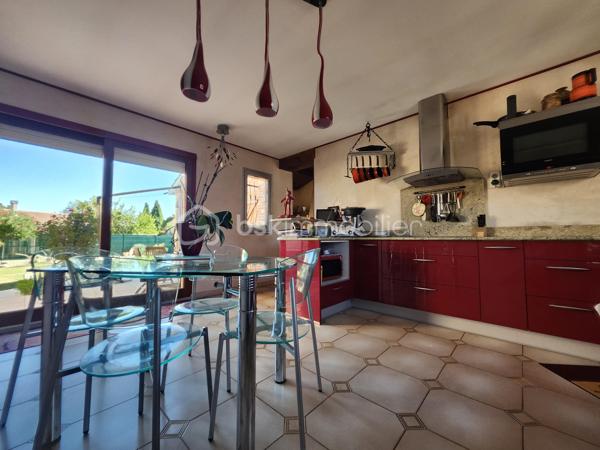 Découvrez cette maison traditionnelle édifiée en 1986 de 219 m² dont 175 m2 en loi Carrez sur une parcelle de 688 m2 entièrement clôturé dans un environnement calme et sans vis-à-vis, à proximité de toutes commodités. Bénéficiez d'une vie sereine tout en restant connecté à la ville.

Cette demeure sur 2 niveaux propose 6 pièces généreuses, vous trouverez au rdc 4 chambres allant de 11 à 12 m2, une salle de bain avec douche et baignoire, un WC séparé. La suite parentale de 70 m2 dont 27 m2 loi carrez avec sa salle d’eau et WC se trouve au premier étage. Le séjour cathédrale de 40 m2 orné d'une cheminée, parfait pour des moments conviviaux, une rochelle de 15 m2 pouvant se servir de bureau. La cuisine de 18 m2 aménagée et équipée est fonctionnelle. La menuiserie double vitrage assure confort et isolation.

À l'extérieur, profitez d'une terrasse orientée plein Sud et d'une piscine pour les journées ensoleillées. 

L’intérieur nécessitera quelques travaux pour être rafraîchi selon vos goûts.

Les critères essentiels :
La toiture a était  refaite en partie 2021
Pompe à chaleur 2023
Ballon thermodynamique 2023
Menuiserie 2021
Volets roulants électrique + volets en bois
Garage carrelé avec mezzanine pour rangement, évier, porte électrique 
Atelier de stockage
Puit
Arrosage automatique 

Taxe foncière 2700€ par an
DPE B
GES 

Idéale pour une famille, elle est proche des écoles, commerces et bénéficie d'un accès de la voie rapide à 5 minutes, facilité aux réseaux de transport.

Prenez rendez-vous dès aujourd'hui avec NADÈGE SENGMANIVONG pour découvrir ce bien de charme, un véritable coup de cœur à ne pas manquer !