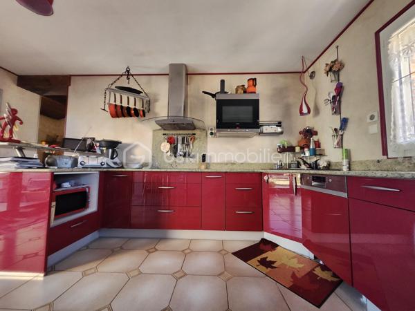 Découvrez cette maison traditionnelle édifiée en 1986 de 219 m² dont 175 m2 en loi Carrez sur une parcelle de 688 m2 entièrement clôturé dans un environnement calme et sans vis-à-vis, à proximité de toutes commodités. Bénéficiez d'une vie sereine tout en restant connecté à la ville.

Cette demeure sur 2 niveaux propose 6 pièces généreuses, vous trouverez au rdc 4 chambres allant de 11 à 12 m2, une salle de bain avec douche et baignoire, un WC séparé. La suite parentale de 70 m2 dont 27 m2 loi carrez avec sa salle d’eau et WC se trouve au premier étage. Le séjour cathédrale de 40 m2 orné d'une cheminée, parfait pour des moments conviviaux, une rochelle de 15 m2 pouvant se servir de bureau. La cuisine de 18 m2 aménagée et équipée est fonctionnelle. La menuiserie double vitrage assure confort et isolation.

À l'extérieur, profitez d'une terrasse orientée plein Sud et d'une piscine pour les journées ensoleillées. 

L’intérieur nécessitera quelques travaux pour être rafraîchi selon vos goûts.

Les critères essentiels :
La toiture a était  refaite en partie 2021
Pompe à chaleur 2023
Ballon thermodynamique 2023
Menuiserie 2021
Volets roulants électrique + volets en bois
Garage carrelé avec mezzanine pour rangement, évier, porte électrique 
Atelier de stockage
Puit
Arrosage automatique 

Taxe foncière 2700€ par an
DPE B
GES 

Idéale pour une famille, elle est proche des écoles, commerces et bénéficie d'un accès de la voie rapide à 5 minutes, facilité aux réseaux de transport.

Prenez rendez-vous dès aujourd'hui avec NADÈGE SENGMANIVONG pour découvrir ce bien de charme, un véritable coup de cœur à ne pas manquer !