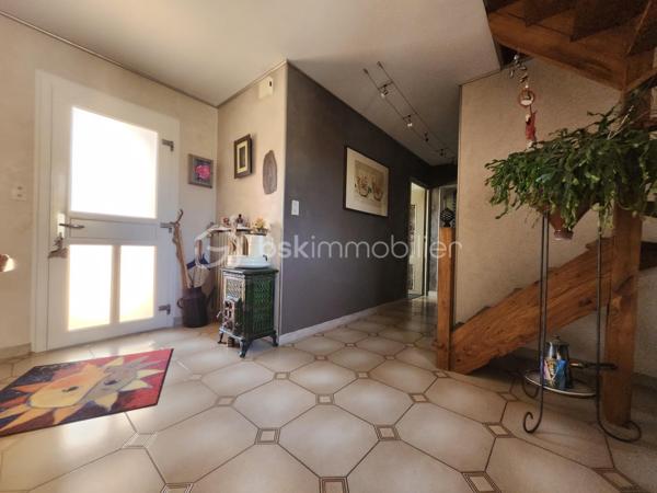 Découvrez cette maison traditionnelle édifiée en 1986 de 219 m² dont 175 m2 en loi Carrez sur une parcelle de 688 m2 entièrement clôturé dans un environnement calme et sans vis-à-vis, à proximité de toutes commodités. Bénéficiez d'une vie sereine tout en restant connecté à la ville.

Cette demeure sur 2 niveaux propose 6 pièces généreuses, vous trouverez au rdc 4 chambres allant de 11 à 12 m2, une salle de bain avec douche et baignoire, un WC séparé. La suite parentale de 70 m2 dont 27 m2 loi carrez avec sa salle d’eau et WC se trouve au premier étage. Le séjour cathédrale de 40 m2 orné d'une cheminée, parfait pour des moments conviviaux, une rochelle de 15 m2 pouvant se servir de bureau. La cuisine de 18 m2 aménagée et équipée est fonctionnelle. La menuiserie double vitrage assure confort et isolation.

À l'extérieur, profitez d'une terrasse orientée plein Sud et d'une piscine pour les journées ensoleillées. 

L’intérieur nécessitera quelques travaux pour être rafraîchi selon vos goûts.

Les critères essentiels :
La toiture a était  refaite en partie 2021
Pompe à chaleur 2023
Ballon thermodynamique 2023
Menuiserie 2021
Volets roulants électrique + volets en bois
Garage carrelé avec mezzanine pour rangement, évier, porte électrique 
Atelier de stockage
Puit
Arrosage automatique 

Taxe foncière 2700€ par an
DPE B
GES 

Idéale pour une famille, elle est proche des écoles, commerces et bénéficie d'un accès de la voie rapide à 5 minutes, facilité aux réseaux de transport.

Prenez rendez-vous dès aujourd'hui avec NADÈGE SENGMANIVONG pour découvrir ce bien de charme, un véritable coup de cœur à ne pas manquer !