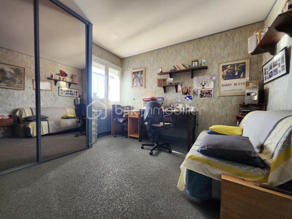 Découvrez cette maison traditionnelle édifiée en 1986 de 219 m² dont 175 m2 en loi Carrez sur une parcelle de 688 m2 entièrement clôturé dans un environnement calme et sans vis-à-vis, à proximité de toutes commodités. Bénéficiez d'une vie sereine tout en restant connecté à la ville.

Cette demeure sur 2 niveaux propose 6 pièces généreuses, vous trouverez au rdc 4 chambres allant de 11 à 12 m2, une salle de bain avec douche et baignoire, un WC séparé. La suite parentale de 70 m2 dont 27 m2 loi carrez avec sa salle d’eau et WC se trouve au premier étage. Le séjour cathédrale de 40 m2 orné d'une cheminée, parfait pour des moments conviviaux, une rochelle de 15 m2 pouvant se servir de bureau. La cuisine de 18 m2 aménagée et équipée est fonctionnelle. La menuiserie double vitrage assure confort et isolation.

À l'extérieur, profitez d'une terrasse orientée plein Sud et d'une piscine pour les journées ensoleillées. 

L’intérieur nécessitera quelques travaux pour être rafraîchi selon vos goûts.

Les critères essentiels :
La toiture a était  refaite en partie 2021
Pompe à chaleur 2023
Ballon thermodynamique 2023
Menuiserie 2021
Volets roulants électrique + volets en bois
Garage carrelé avec mezzanine pour rangement, évier, porte électrique 
Atelier de stockage
Puit
Arrosage automatique 

Taxe foncière 2700€ par an
DPE B
GES 

Idéale pour une famille, elle est proche des écoles, commerces et bénéficie d'un accès de la voie rapide à 5 minutes, facilité aux réseaux de transport.

Prenez rendez-vous dès aujourd'hui avec NADÈGE SENGMANIVONG pour découvrir ce bien de charme, un véritable coup de cœur à ne pas manquer !