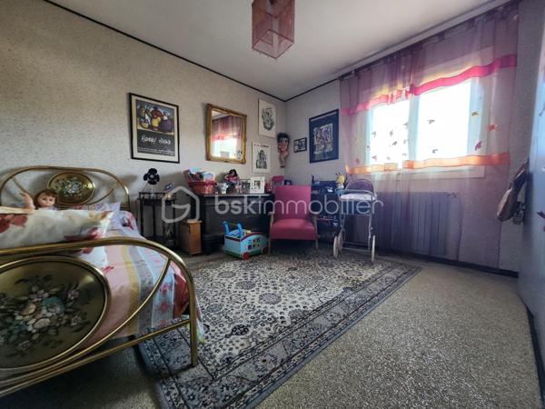 Découvrez cette maison traditionnelle édifiée en 1986 de 219 m² dont 175 m2 en loi Carrez sur une parcelle de 688 m2 entièrement clôturé dans un environnement calme et sans vis-à-vis, à proximité de toutes commodités. Bénéficiez d'une vie sereine tout en restant connecté à la ville.

Cette demeure sur 2 niveaux propose 6 pièces généreuses, vous trouverez au rdc 4 chambres allant de 11 à 12 m2, une salle de bain avec douche et baignoire, un WC séparé. La suite parentale de 70 m2 dont 27 m2 loi carrez avec sa salle d’eau et WC se trouve au premier étage. Le séjour cathédrale de 40 m2 orné d'une cheminée, parfait pour des moments conviviaux, une rochelle de 15 m2 pouvant se servir de bureau. La cuisine de 18 m2 aménagée et équipée est fonctionnelle. La menuiserie double vitrage assure confort et isolation.

À l'extérieur, profitez d'une terrasse orientée plein Sud et d'une piscine pour les journées ensoleillées. 

L’intérieur nécessitera quelques travaux pour être rafraîchi selon vos goûts.

Les critères essentiels :
La toiture a était  refaite en partie 2021
Pompe à chaleur 2023
Ballon thermodynamique 2023
Menuiserie 2021
Volets roulants électrique + volets en bois
Garage carrelé avec mezzanine pour rangement, évier, porte électrique 
Atelier de stockage
Puit
Arrosage automatique 

Taxe foncière 2700€ par an
DPE B
GES 

Idéale pour une famille, elle est proche des écoles, commerces et bénéficie d'un accès de la voie rapide à 5 minutes, facilité aux réseaux de transport.

Prenez rendez-vous dès aujourd'hui avec NADÈGE SENGMANIVONG pour découvrir ce bien de charme, un véritable coup de cœur à ne pas manquer !