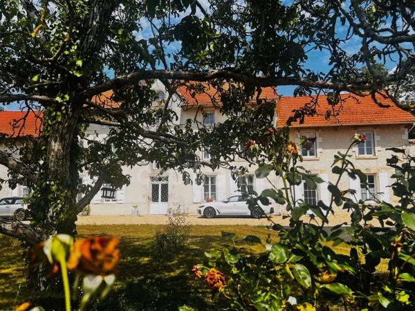 Propriété de 3 maisons dans un cadre bucolique avec plus de 3 hectares - à 20min de LA ROCHELLE
