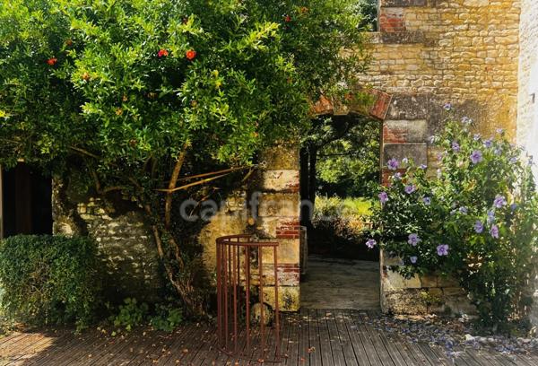 Propriété de 3 maisons dans un cadre bucolique avec plus de 3 hectares - à 20min de LA ROCHELLE
