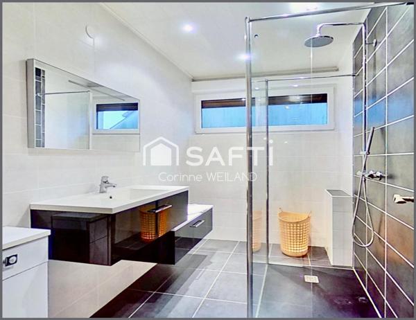 Ancienne maison d'architecte lumineuse, 3 chambres, double garage, beaux volumes, terrain encore constructible