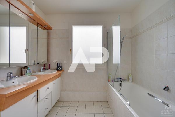 Appartement Rueil Malmaison 5 pièce(s) 109.70 m2 €970 000 ** - Référence 19542
