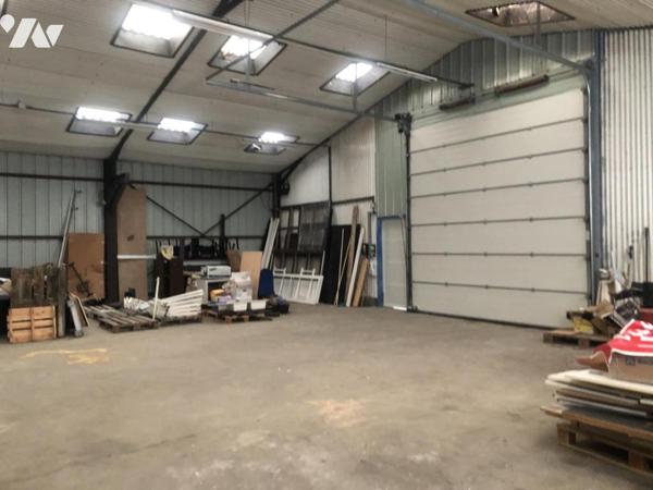 EXCLUSIVITÉ : BATIMENT A PROXIMITÉ IMMÉDIATE DE L'ÉCHANGEUR 