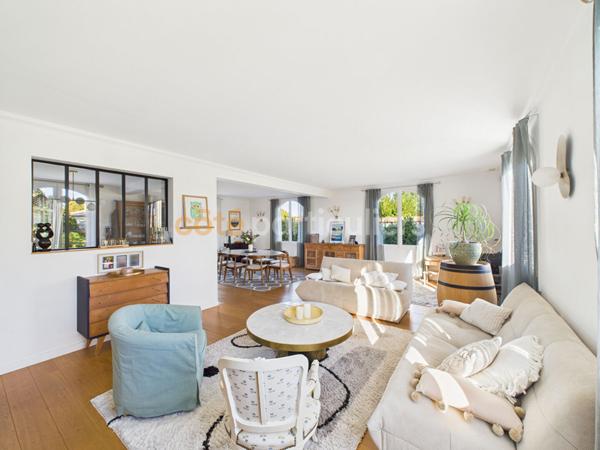 Vente Maison225 m² - 10 Pièces - VILLENAVE D ORNON (33140)