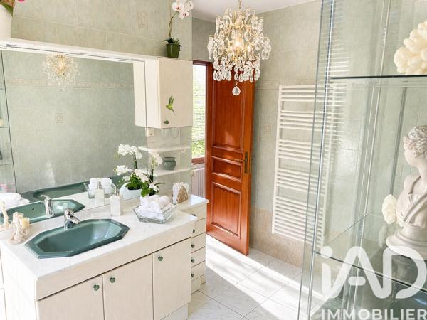 Maison à vendre 8 pièces 167 m² Le Mesnil-le-Roi